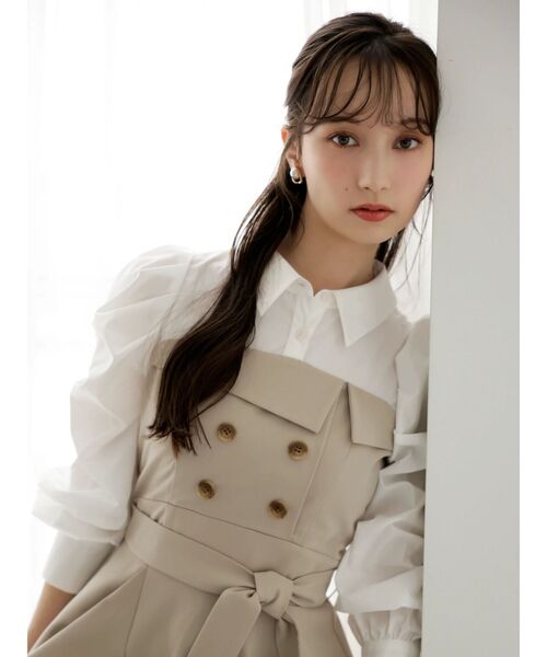 dazzlin(ダズリン)の「アシメフリルシャツレイヤードトレンチワンピース(ワンピース・レディース・ベージュ/チャコールグレー・MEDIUM/SMALL)」の3枚目の写真