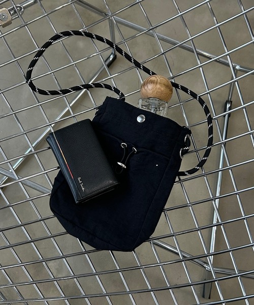 UNDERSTATEMENTs（アンダーステイトメント）の「【ユニセックス】ミニマムショルダーバッグ（ショルダーバッグ・メンズ・オフホワイト/ブラック/カーキ・FREE）」の2枚目の写真