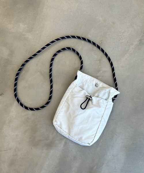 UNDERSTATEMENTs（アンダーステイトメント）の「【ユニセックス】ミニマムショルダーバッグ（ショルダーバッグ・メンズ・オフホワイト/ブラック/カーキ・FREE）」の4枚目の写真