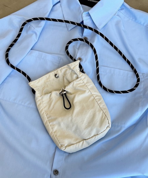 UNDERSTATEMENTs（アンダーステイトメント）の「【ユニセックス】ミニマムショルダーバッグ（ショルダーバッグ・メンズ・オフホワイト/ブラック/カーキ・FREE）」の5枚目の写真