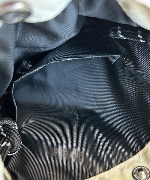 UNDERSTATEMENTs（アンダーステイトメント）の「【ユニセックス】ミニマムショルダーバッグ（ショルダーバッグ・メンズ・オフホワイト/ブラック/カーキ・FREE）」の6枚目の写真