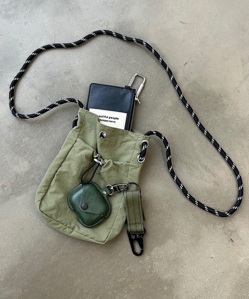 UNDERSTATEMENTs（アンダーステイトメント）の「【ユニセックス】ミニマムショルダーバッグ（ショルダーバッグ・メンズ・オフホワイト/ブラック/カーキ・FREE）」の10枚目の写真