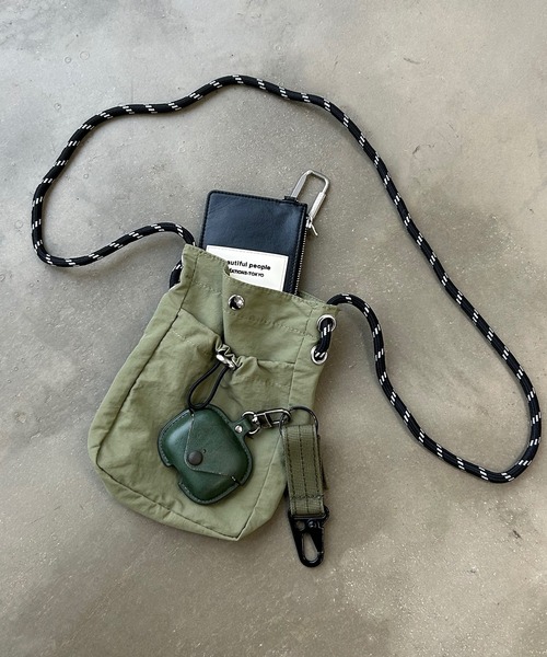 UNDERSTATEMENTs（アンダーステイトメント）の「【ユニセックス】ミニマムショルダーバッグ（ショルダーバッグ・メンズ・オフホワイト/ブラック/カーキ・FREE）」の11枚目の写真