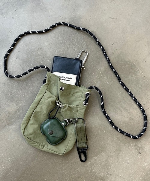 UNDERSTATEMENTs（アンダーステイトメント）の「【ユニセックス】ミニマムショルダーバッグ（ショルダーバッグ・メンズ・オフホワイト/ブラック/カーキ・FREE）」の17枚目の写真