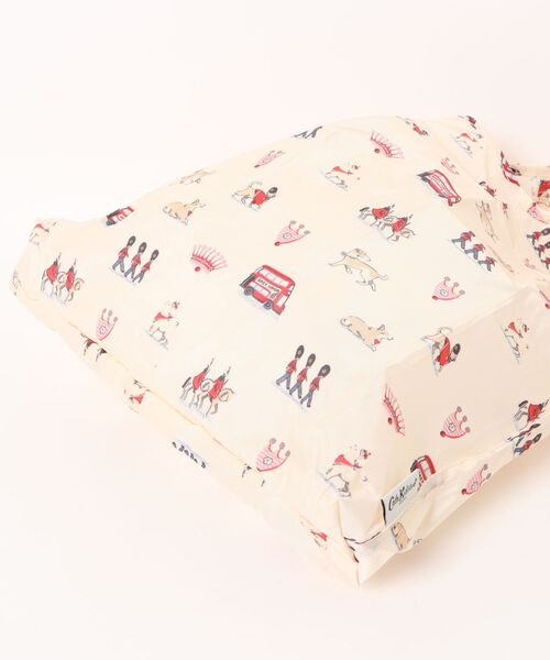 Cath Kidston(キャスキッドソン)の「フォルダウェイ ショッパー Queenies London(エコバッグ/サブバッグ・レディース・クリーム・FREE)」の6枚目の写真