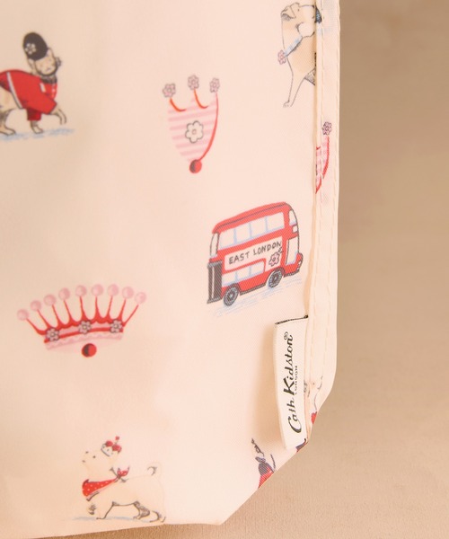 Cath Kidston(キャスキッドソン)の「フォルダウェイ ショッパー Queenies London(エコバッグ/サブバッグ・レディース・クリーム・FREE)」の3枚目の写真