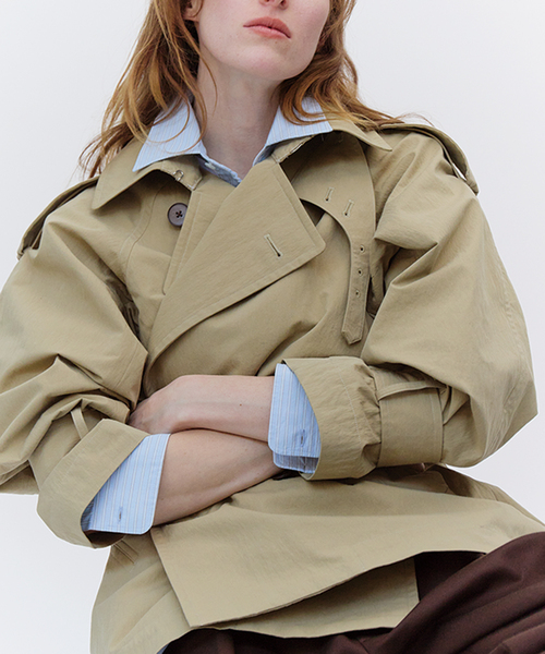 Spick & Span(スピックアンドスパン)の「《一部店舗+WEB限定》Glyph Short Trench Blouson(トレンチコート・レディース・ベージュ・FREE)」の2枚目の写真