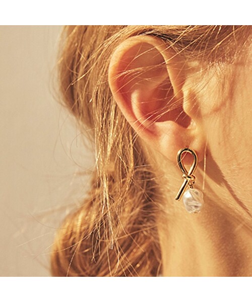 HEI（ヘイ）の「knot pearl post earring（ピアス（両耳用）・レディース・ホワイト/イエローゴールド・FREE）」の2枚目の写真