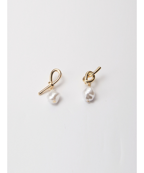 HEI（ヘイ）の「knot pearl post earring（ピアス（両耳用）・レディース・ホワイト/イエローゴールド・FREE）」の3枚目の写真