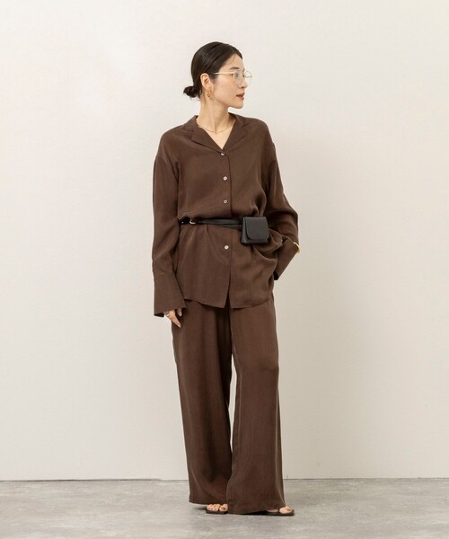 MAQWEL(マクウェル)の「《セットアップ対応》【MAQWEL/マクウェル】ウォッシャブルサテンシャツ(シャツ/ブラウス・レディース・ダークブラウン/ブラック/オフホワイト・FREE)」の4枚目の写真