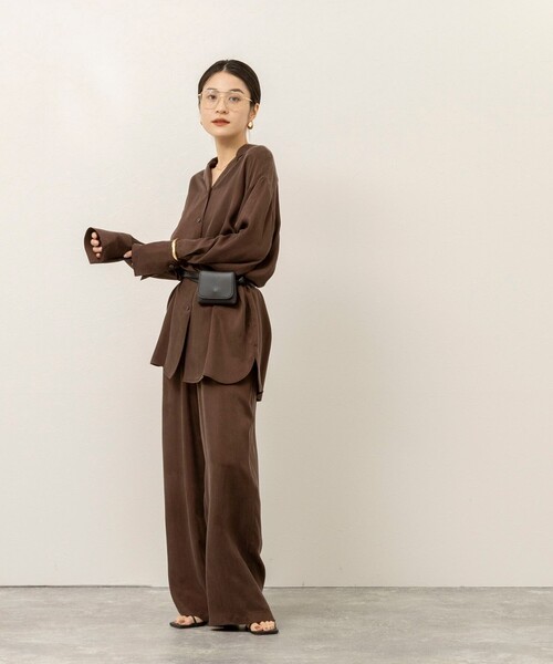 MAQWEL(マクウェル)の「《セットアップ対応》【MAQWEL/マクウェル】ウォッシャブルサテンシャツ(シャツ/ブラウス・レディース・ダークブラウン/ブラック/オフホワイト・FREE)」の8枚目の写真