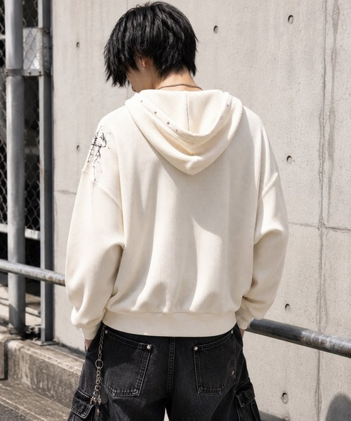 BENDER TOKYO(ベンダートウキョウ)の「ピグメント加工 ダブルジップ ショート丈 ワッフル ジップパーカー フーディー トライバル ロゴ ラバープリント スタッズ【UNISEX】(パーカー・メンズ・アイボリー/チャコール・M/L)」の5枚目の写真
