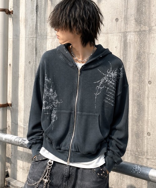 BENDER TOKYO(ベンダートウキョウ)の「ピグメント加工 ダブルジップ ショート丈 ワッフル ジップパーカー フーディー トライバル ロゴ ラバープリント スタッズ【UNISEX】(パーカー・メンズ・アイボリー/チャコール・M/L)」の6枚目の写真
