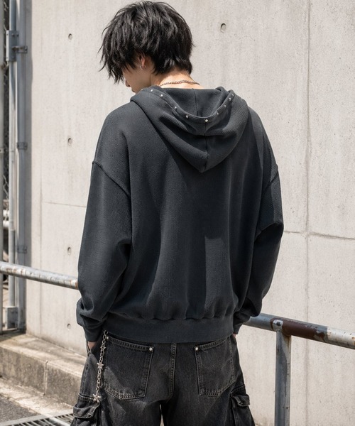 BENDER TOKYO(ベンダートウキョウ)の「ピグメント加工 ダブルジップ ショート丈 ワッフル ジップパーカー フーディー トライバル ロゴ ラバープリント スタッズ【UNISEX】(パーカー・メンズ・アイボリー/チャコール・M/L)」の7枚目の写真