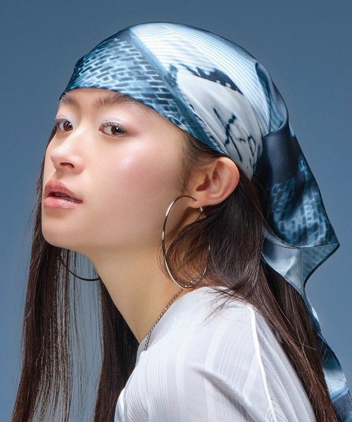 X-girl(エックスガール)の「SCRIPT LOGO SCARF(バンダナ/スカーフ・レディース・ブラック/カモフラージュ・ONE SIZE)」の11枚目の写真