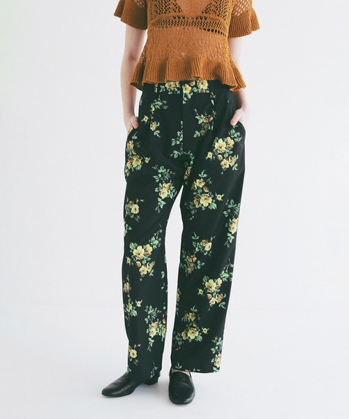 CLANE（クラネ）の「FLOWER TUCK PANTS（スラックス・レディース・ブラック/ベージュ・2/1/0）」の2枚目の写真