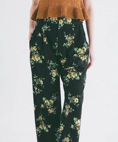 CLANE（クラネ）の「FLOWER TUCK PANTS（スラックス・レディース・ブラック/ベージュ・2/1/0）」の3枚目の写真