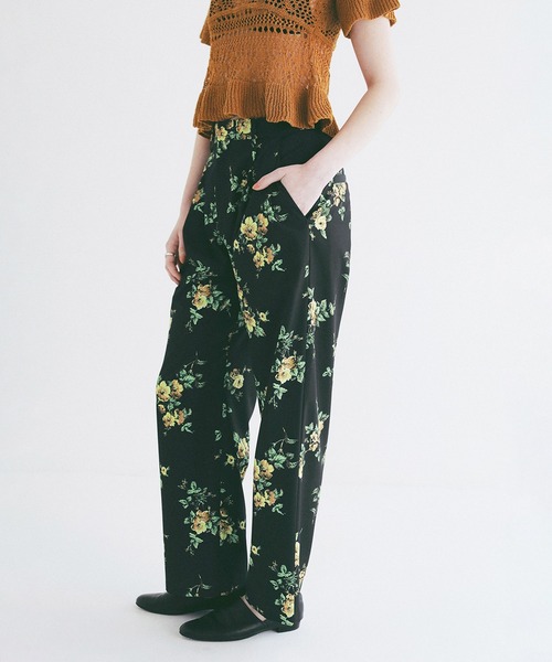 CLANE（クラネ）の「FLOWER TUCK PANTS（スラックス・レディース・ブラック/ベージュ・2/1/0）」の4枚目の写真