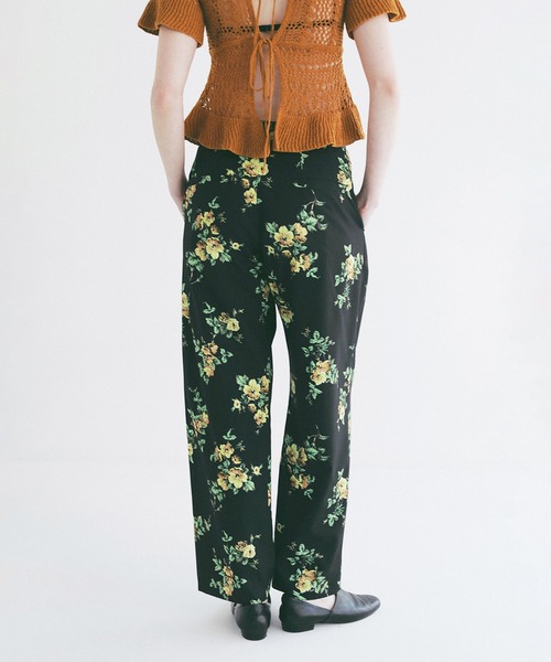 CLANE（クラネ）の「FLOWER TUCK PANTS（スラックス・レディース・ブラック/ベージュ・2/1/0）」の5枚目の写真