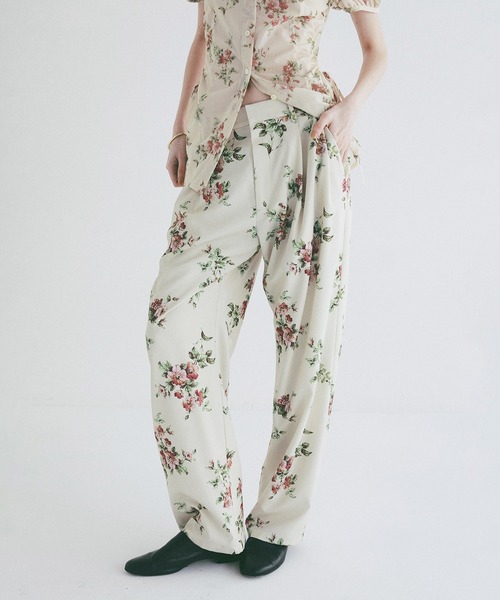 CLANE（クラネ）の「FLOWER TUCK PANTS（スラックス・レディース・ブラック/ベージュ・2/1/0）」の9枚目の写真