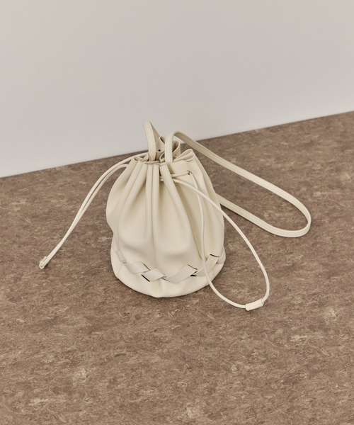 ADAM ET ROPE'（アダムエロペ）の「レザーブレード巾着ミニバッグ（ショルダーバッグ・レディース・ブラック/オフホワイト・FREE）」の4枚目の写真