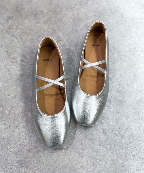 enchanted（エンチャンテッド）の「《APOM》本革クロスストラップバレリーナフラットシューズ（バレエシューズ・レディース・シルバー/ブラック・40/39/38/37/36/35/41）」の2枚目の写真