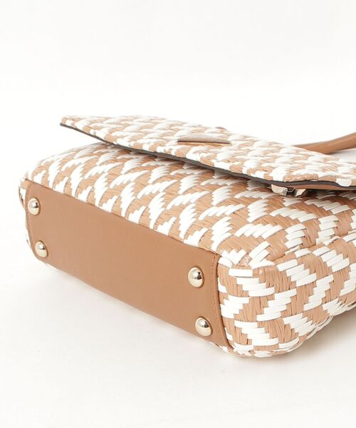 Guess(ゲス)の「TESSI FLAP SHOULDER BAG ショルダーバッグ(ハンドバッグ・レディース・ホワイト×ピンク/ブラック系その他/ホワイト×グリーン/ブラウン・ONE SIZE)」の16枚目の写真