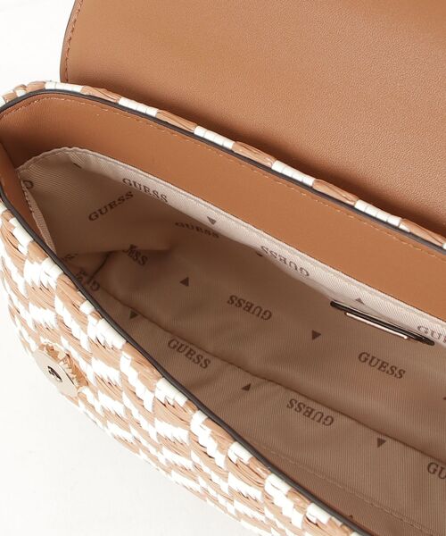 Guess(ゲス)の「TESSI FLAP SHOULDER BAG ショルダーバッグ(ハンドバッグ・レディース・ホワイト×ピンク/ブラック系その他/ホワイト×グリーン/ブラウン・ONE SIZE)」の17枚目の写真
