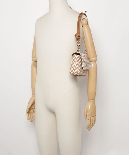 Guess(ゲス)の「TESSI FLAP SHOULDER BAG ショルダーバッグ(ハンドバッグ・レディース・ホワイト×ピンク/ブラック系その他/ホワイト×グリーン/ブラウン・ONE SIZE)」の18枚目の写真