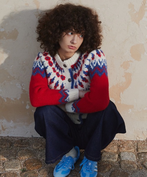 GREEN BUTTER（グリーンバター）の「BOUCLE NORDIC CARDIGAN（カーディガン/ボレロ・レディース・ライトブルー/レッド・FREE）」の2枚目の写真