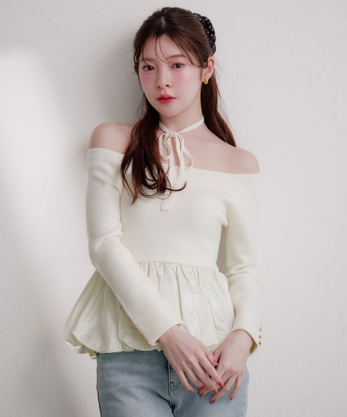 fupel(フぺル)の「off-shoulder satin peplum tops / オフショルサテンペプラムトップス(ニット/セーター・レディース・ブラック/アイボリー・FREE)」の1枚目の写真