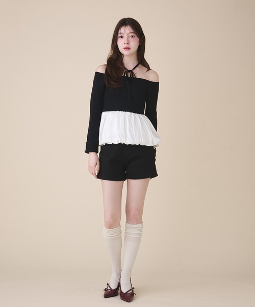 fupel(フぺル)の「off-shoulder satin peplum tops / オフショルサテンペプラムトップス(ニット/セーター・レディース・ブラック/アイボリー・FREE)」の6枚目の写真