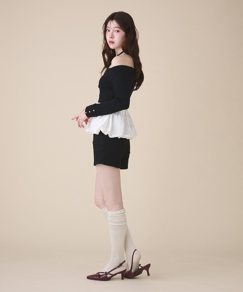 fupel(フぺル)の「off-shoulder satin peplum tops / オフショルサテンペプラムトップス(ニット/セーター・レディース・ブラック/アイボリー・FREE)」の10枚目の写真