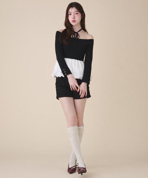 fupel(フぺル)の「off-shoulder satin peplum tops / オフショルサテンペプラムトップス(ニット/セーター・レディース・ブラック/アイボリー・FREE)」の7枚目の写真