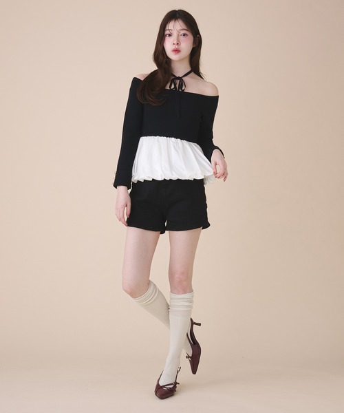 fupel(フぺル)の「off-shoulder satin peplum tops / オフショルサテンペプラムトップス(ニット/セーター・レディース・ブラック/アイボリー・FREE)」の8枚目の写真