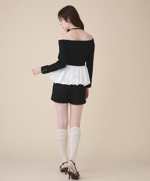 fupel(フぺル)の「off-shoulder satin peplum tops / オフショルサテンペプラムトップス(ニット/セーター・レディース・ブラック/アイボリー・FREE)」の11枚目の写真