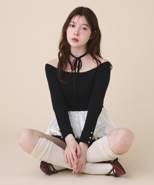 fupel(フぺル)の「off-shoulder satin peplum tops / オフショルサテンペプラムトップス(ニット/セーター・レディース・ブラック/アイボリー・FREE)」の12枚目の写真