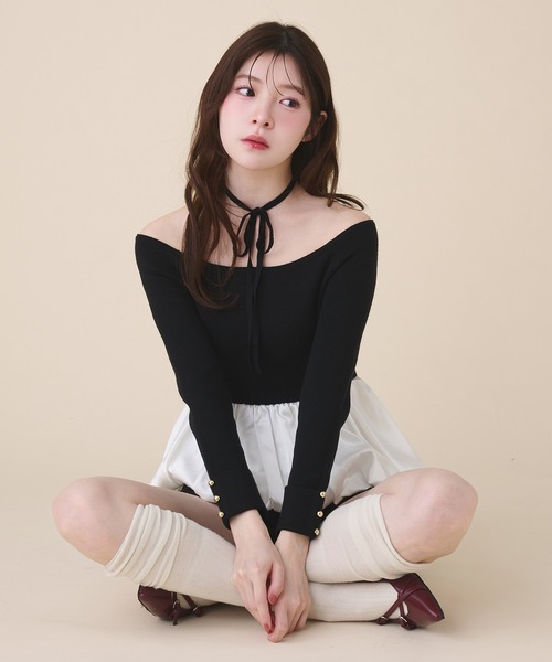 fupel(フぺル)の「off-shoulder satin peplum tops / オフショルサテンペプラムトップス(ニット/セーター・レディース・ブラック/アイボリー・FREE)」の13枚目の写真