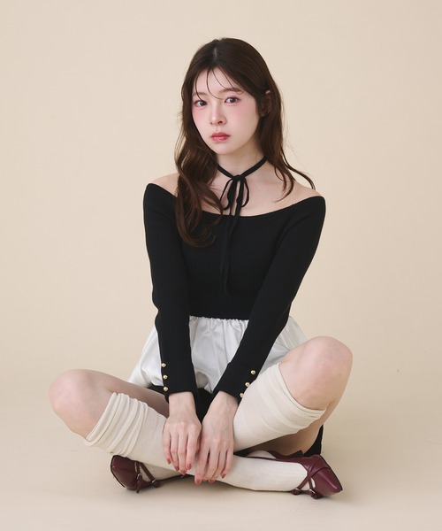fupel(フぺル)の「off-shoulder satin peplum tops / オフショルサテンペプラムトップス(ニット/セーター・レディース・ブラック/アイボリー・FREE)」の14枚目の写真