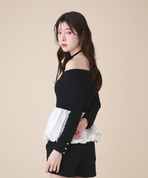 fupel(フぺル)の「off-shoulder satin peplum tops / オフショルサテンペプラムトップス(ニット/セーター・レディース・ブラック/アイボリー・FREE)」の4枚目の写真