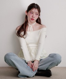 fupel（フぺル）の「off-shoulder satin peplum tops / オフショルサテンペプラムトップス（ニット/セーター）」