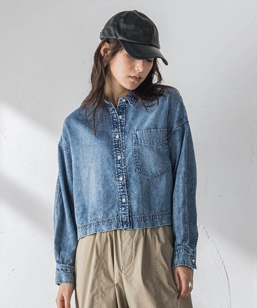 MAYSON GREY(メイソングレイ)の「ラウンドヘムデニムクロップドシャツ(シャツ/ブラウス・レディース・ブルー/ネイビー・M)」の2枚目の写真