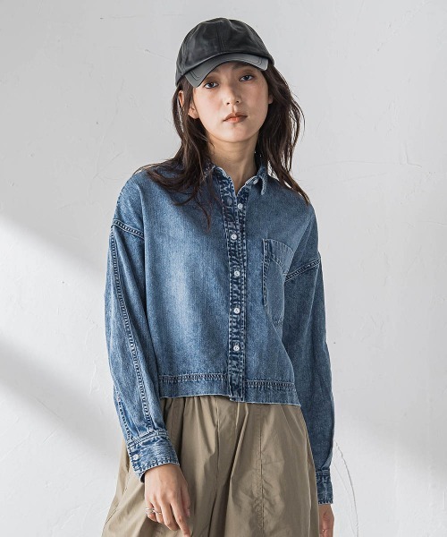 MAYSON GREY(メイソングレイ)の「ラウンドヘムデニムクロップドシャツ(シャツ/ブラウス・レディース・ブルー/ネイビー・M)」の10枚目の写真