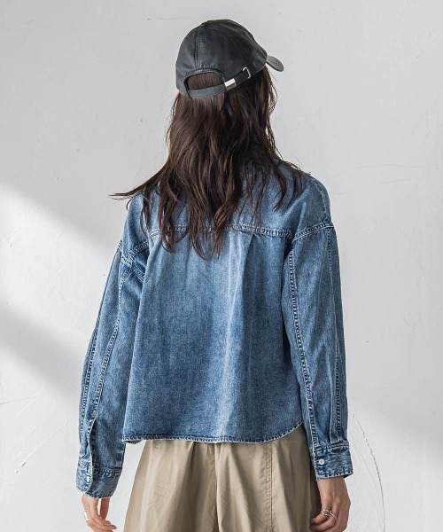 MAYSON GREY(メイソングレイ)の「ラウンドヘムデニムクロップドシャツ(シャツ/ブラウス・レディース・ブルー/ネイビー・M)」の12枚目の写真