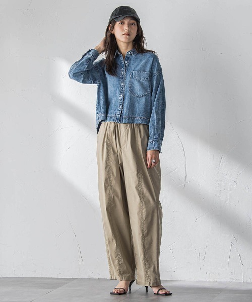 MAYSON GREY(メイソングレイ)の「ラウンドヘムデニムクロップドシャツ(シャツ/ブラウス・レディース・ブルー/ネイビー・M)」の15枚目の写真