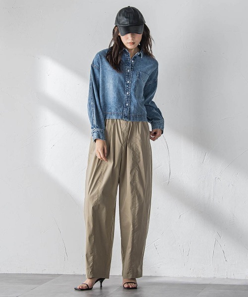 MAYSON GREY(メイソングレイ)の「ラウンドヘムデニムクロップドシャツ(シャツ/ブラウス・レディース・ブルー/ネイビー・M)」の16枚目の写真