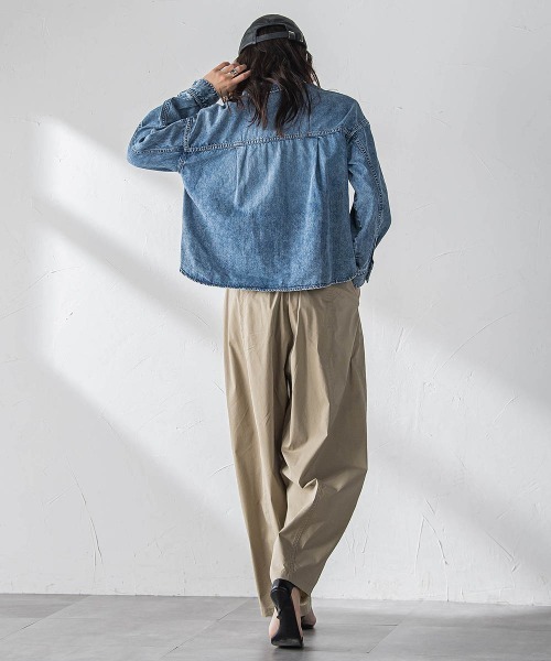 MAYSON GREY(メイソングレイ)の「ラウンドヘムデニムクロップドシャツ(シャツ/ブラウス・レディース・ブルー/ネイビー・M)」の17枚目の写真