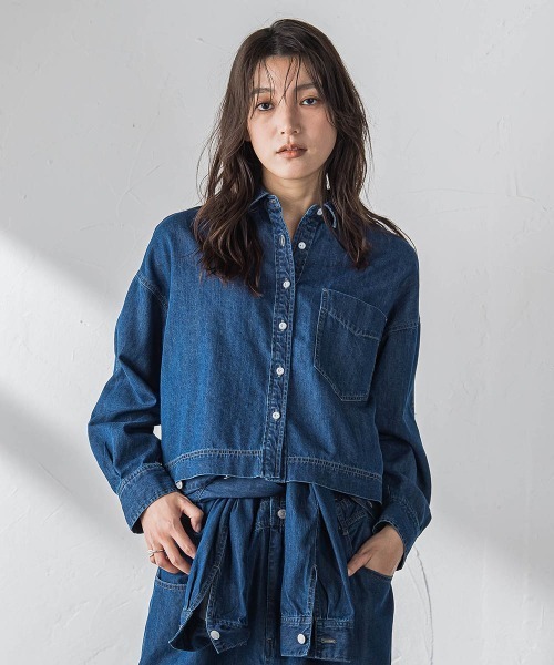 MAYSON GREY(メイソングレイ)の「ラウンドヘムデニムクロップドシャツ(シャツ/ブラウス・レディース・ブルー/ネイビー・M)」の3枚目の写真