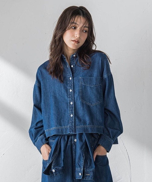 MAYSON GREY(メイソングレイ)の「ラウンドヘムデニムクロップドシャツ(シャツ/ブラウス・レディース・ブルー/ネイビー・M)」の4枚目の写真
