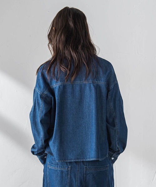 MAYSON GREY(メイソングレイ)の「ラウンドヘムデニムクロップドシャツ(シャツ/ブラウス・レディース・ブルー/ネイビー・M)」の5枚目の写真